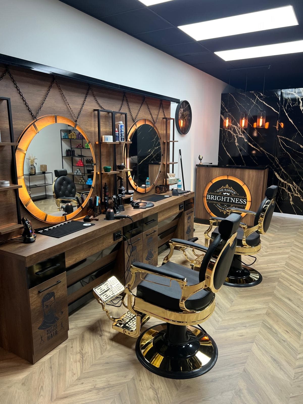 Interieur van de barbershop met gouden stoelen