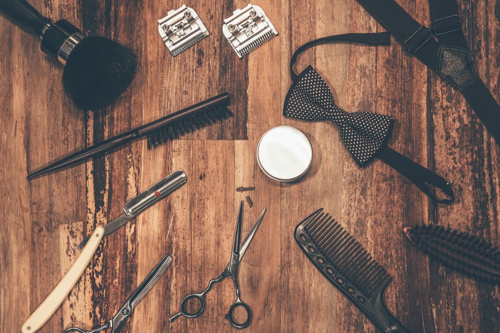 Barbier gereedschap op houten tafel